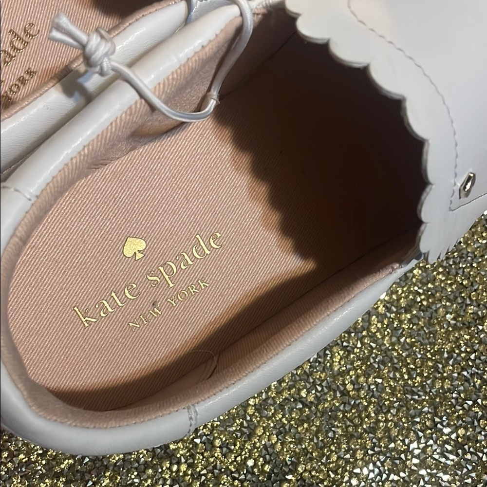NWOT Kate Spade Chic White Scalloped Slip-On Sneakers Sz 8 - Picture 4 of 7